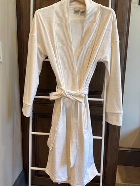cupcakes & cashmere Cream Shawl-Collar Tie-Waist Robe